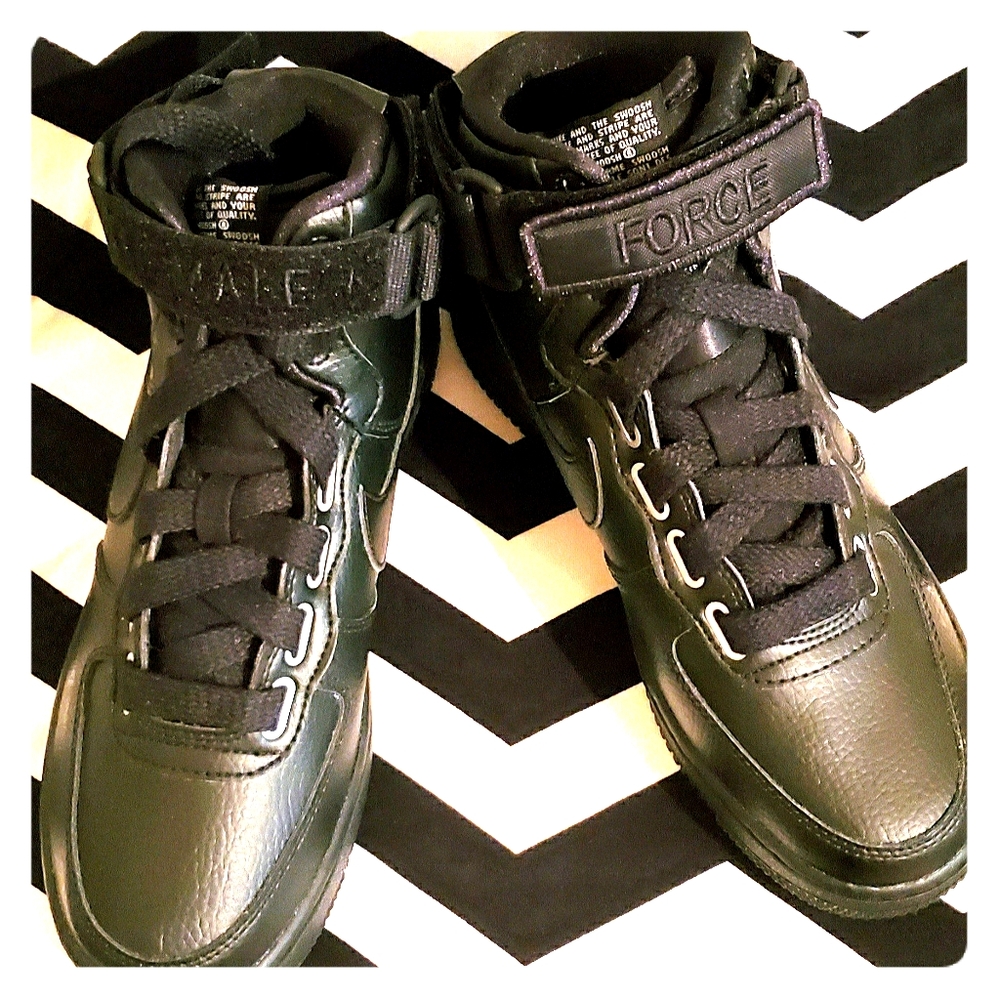 NIKE Wmns Air Force 1 High Utility 'Triple…